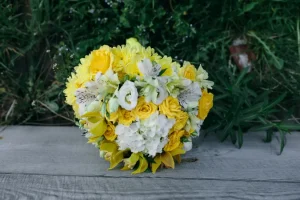 تزیین سنگ قبر با گل داوودی